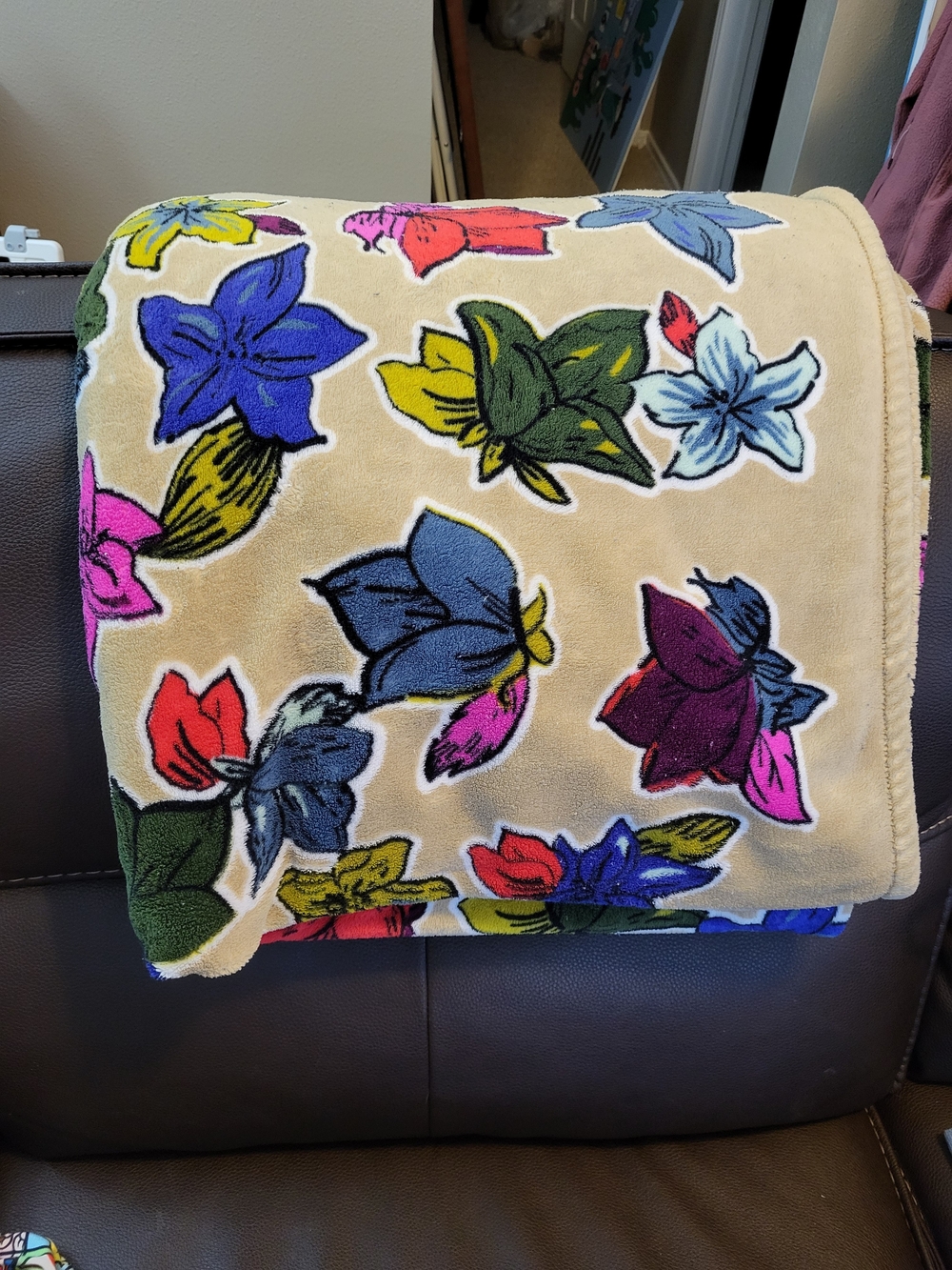 Vera Bradley Fleece Plush Throw Blanket FALLING FLOWERS NEUTRAL 50 X 80